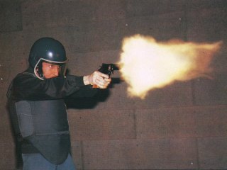 equipement_gign_action_guns_num81_1985_pic04